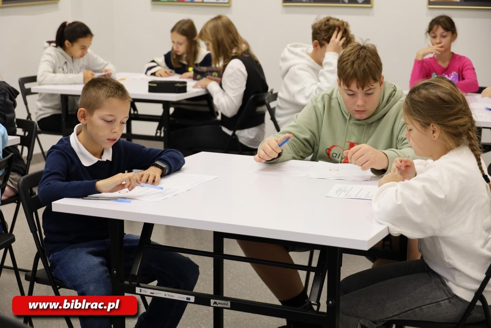 Zdjęcie w galerii na portalu naszraciborz.pl: Konkurs Wiedzy o Ruchu Drogowym w raciborskiej bibliotece wiadomości z regionu