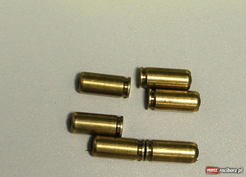 Zdjęcie w galerii na portalu naszraciborz.pl: ŚOSG: Nielegalne naboje w bagażu pasażera wiadomości z regionu