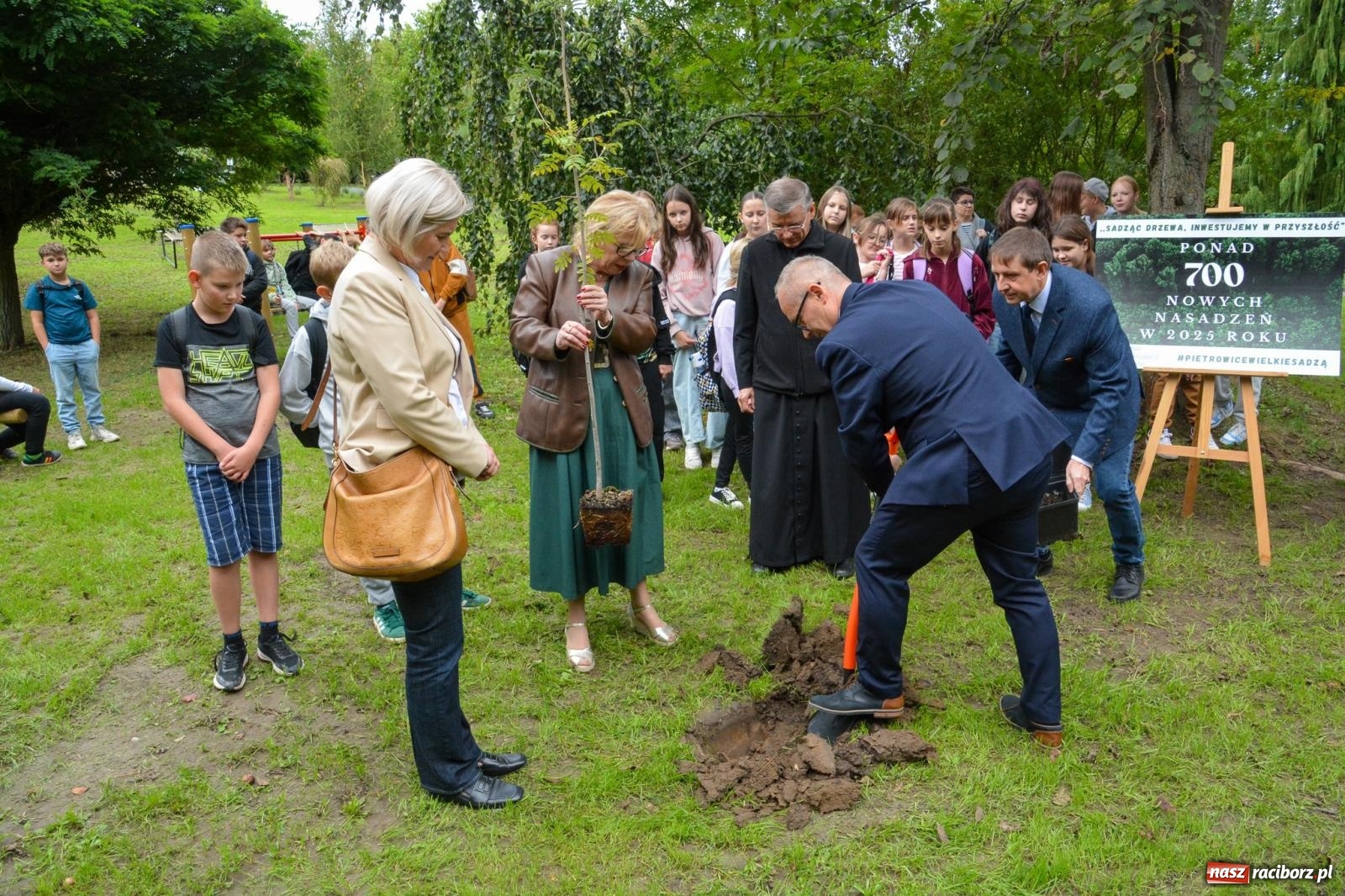 Zdjęcie w galerii na portalu naszraciborz.pl: Dziedzictwo Leona Mludka rozkwita – Pietrowice Wielkie z Zielonym Arboretum dzięki WFOŚiGW wiadomości z regionu