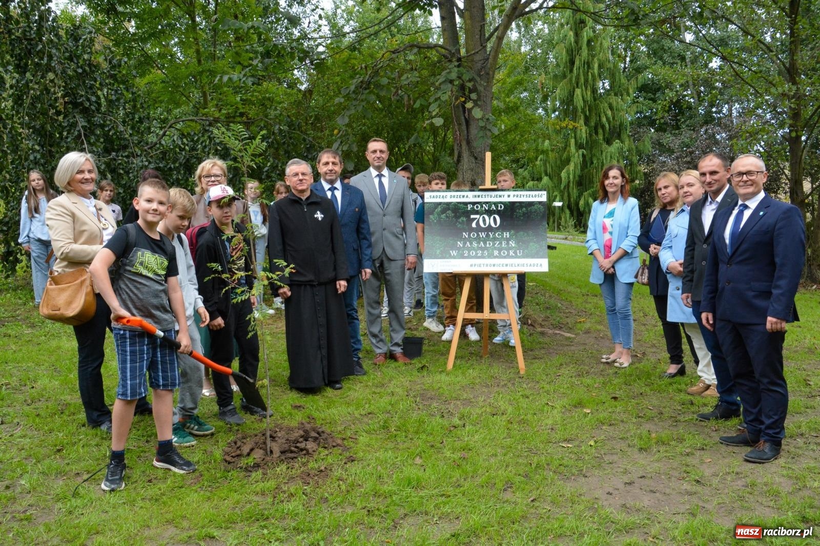 Zdjęcie w galerii na portalu naszraciborz.pl: Dziedzictwo Leona Mludka rozkwita – Pietrowice Wielkie z Zielonym Arboretum dzięki WFOŚiGW wiadomości z regionu