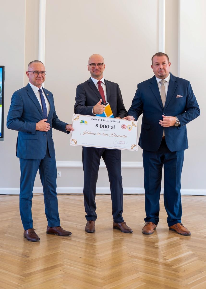 Zdjęcie w galerii na portalu naszraciborz.pl: Niech żyje Ekonomik! Szkoła przy Gimnazjalnej świętuje 80-lecie wiadomości z regionu