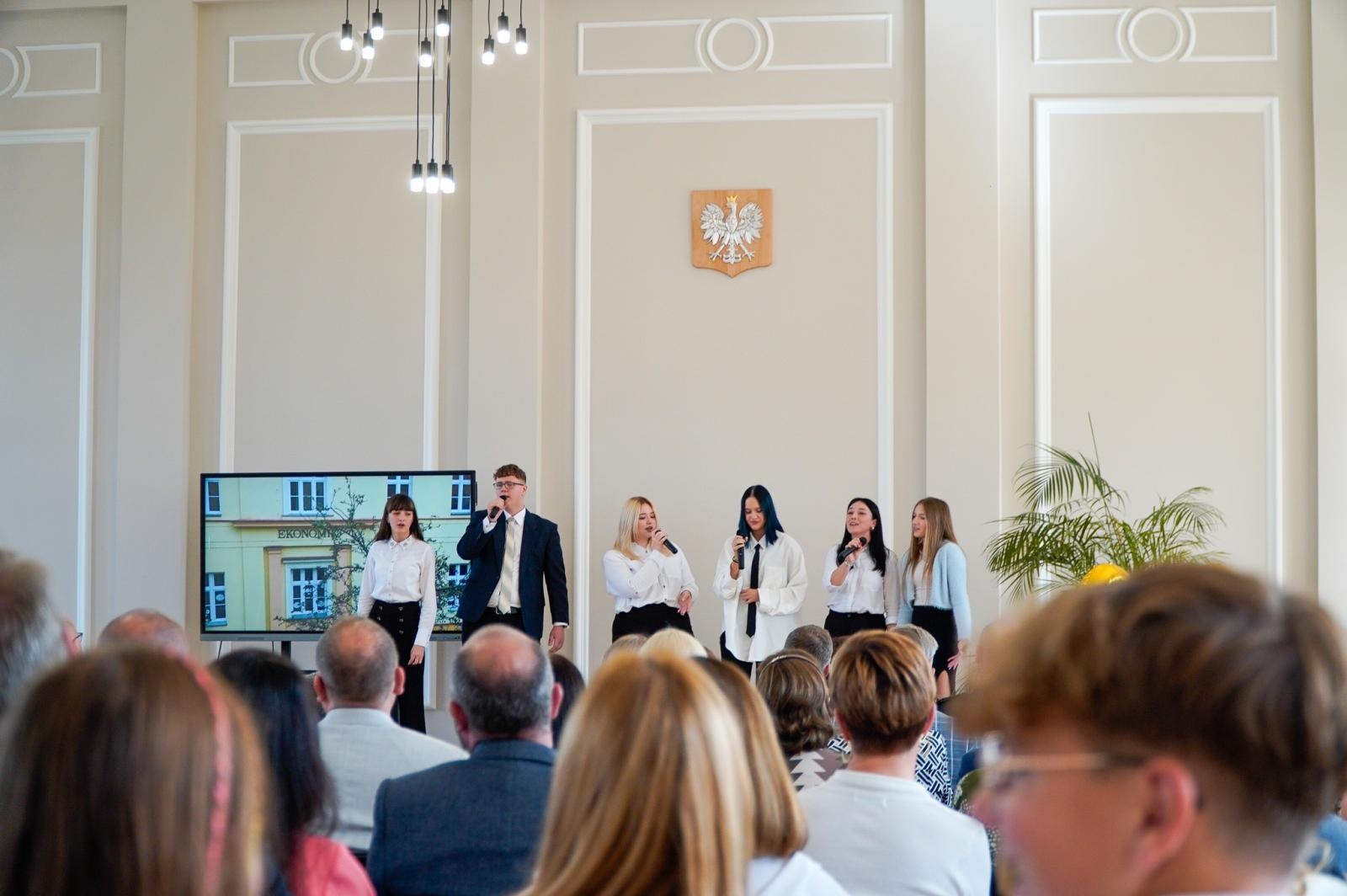 Zdjęcie w galerii na portalu naszraciborz.pl: Niech żyje Ekonomik! Szkoła przy Gimnazjalnej świętuje 80-lecie wiadomości z regionu