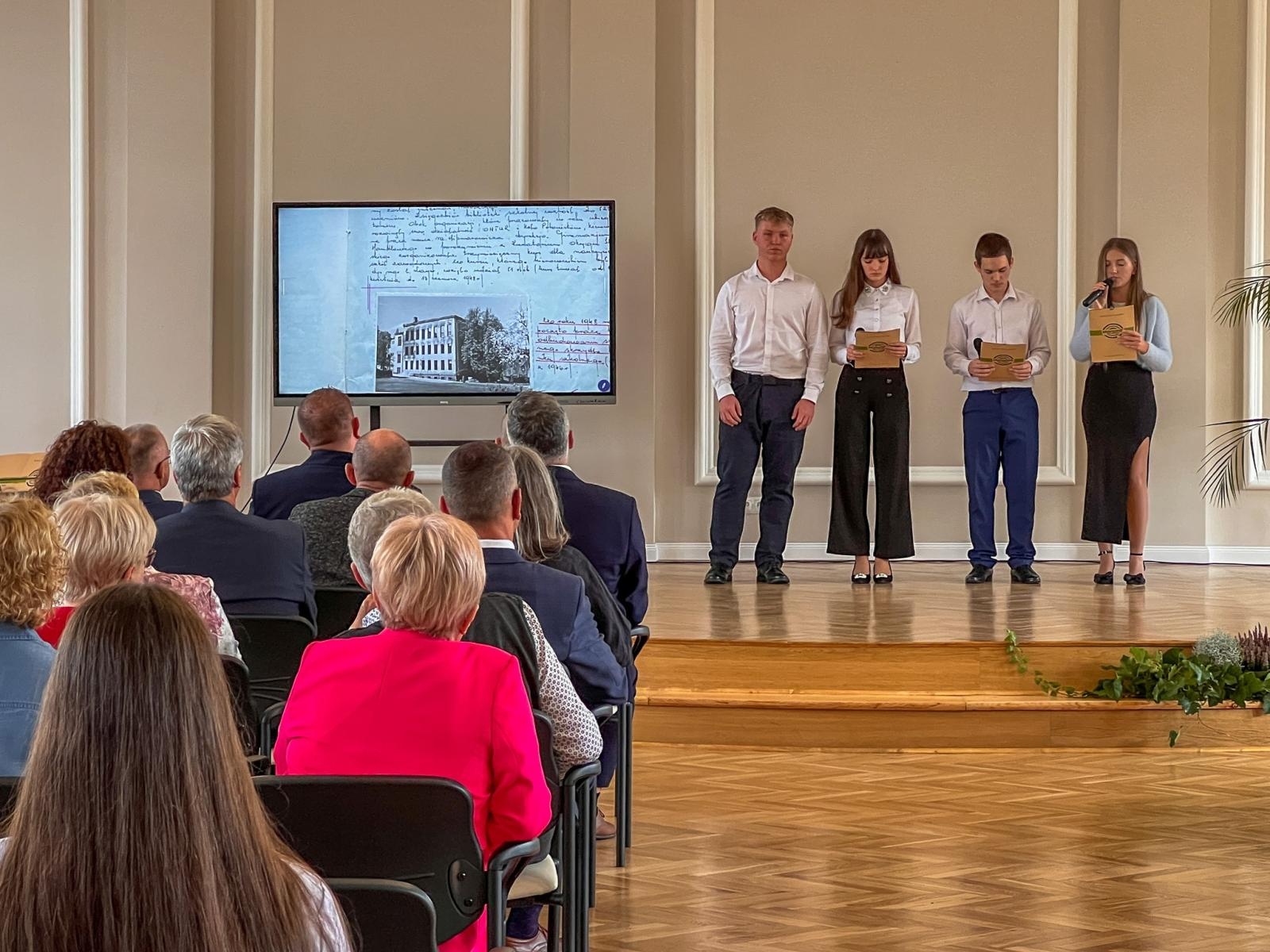 Zdjęcie w galerii na portalu naszraciborz.pl: Niech żyje Ekonomik! Szkoła przy Gimnazjalnej świętuje 80-lecie wiadomości z regionu