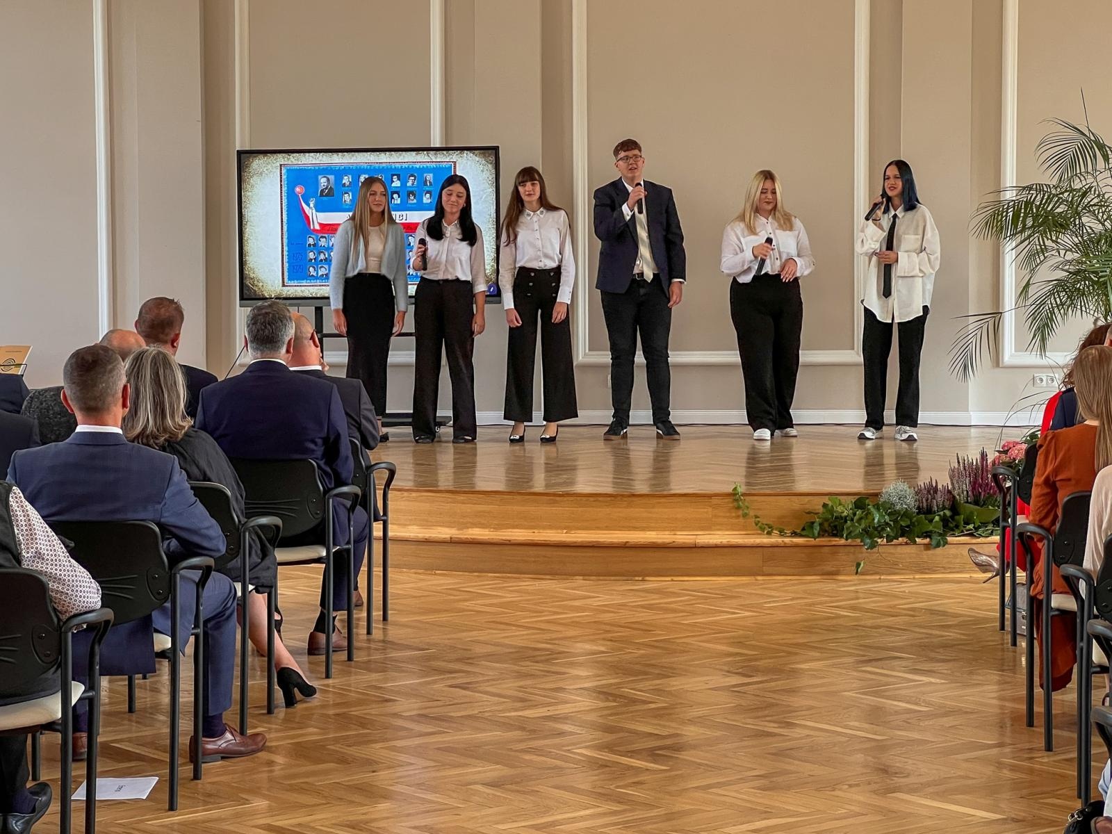 Zdjęcie w galerii na portalu naszraciborz.pl: Niech żyje Ekonomik! Szkoła przy Gimnazjalnej świętuje 80-lecie wiadomości z regionu