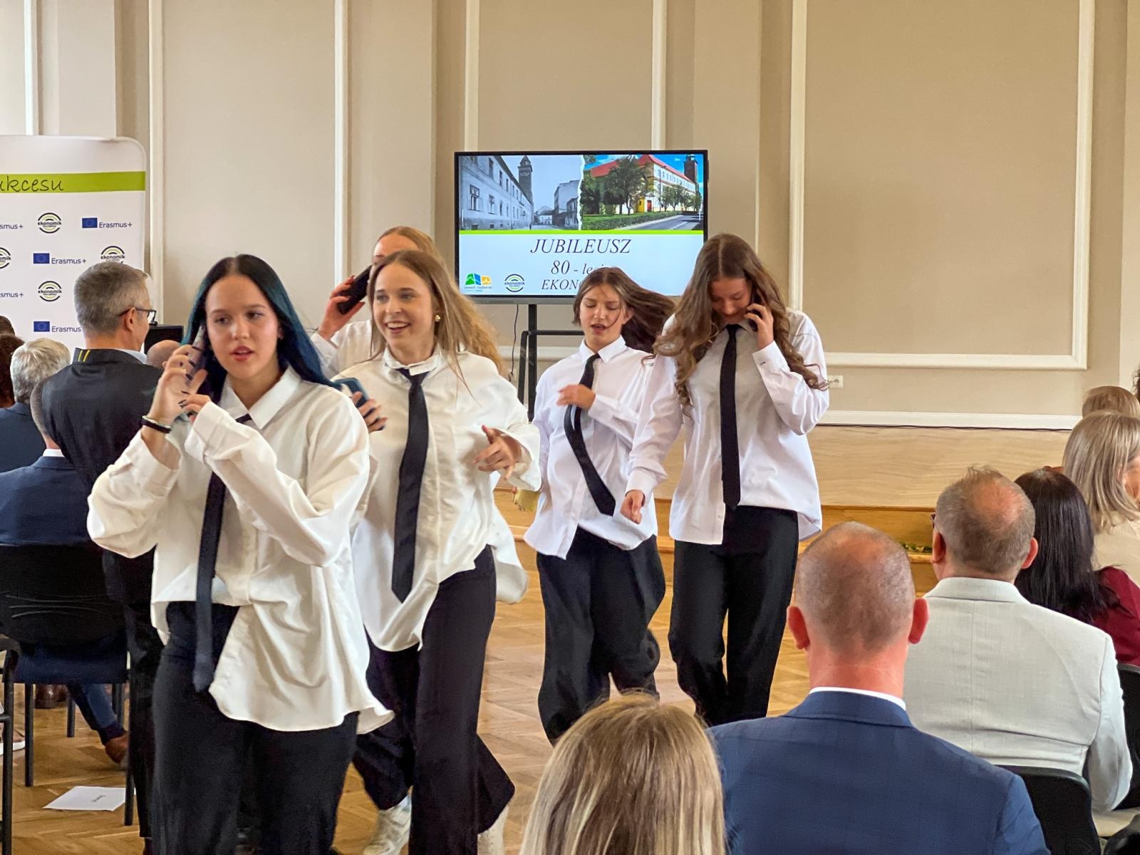 Zdjęcie w galerii na portalu naszraciborz.pl: Niech żyje Ekonomik! Szkoła przy Gimnazjalnej świętuje 80-lecie wiadomości z regionu