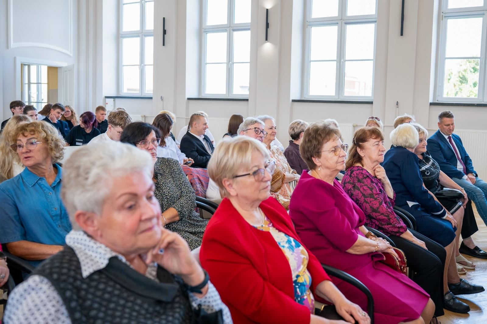 Zdjęcie w galerii na portalu naszraciborz.pl: Niech żyje Ekonomik! Szkoła przy Gimnazjalnej świętuje 80-lecie wiadomości z regionu