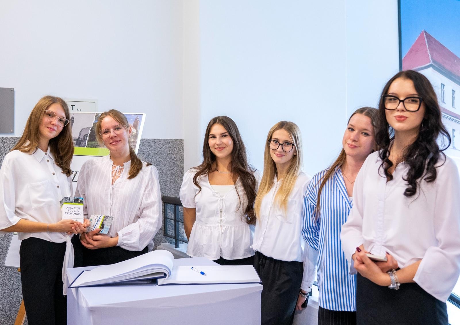 Zdjęcie w galerii na portalu naszraciborz.pl: Niech żyje Ekonomik! Szkoła przy Gimnazjalnej świętuje 80-lecie wiadomości z regionu