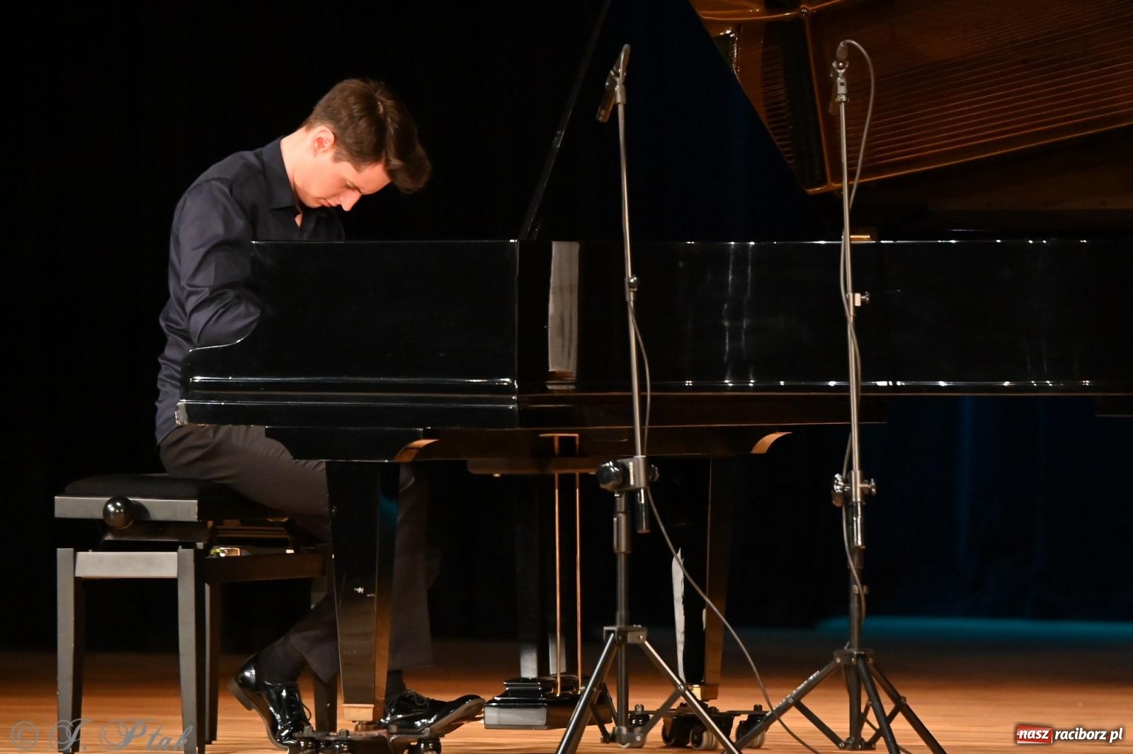 Zdjęcie w galerii na portalu naszraciborz.pl: Koncert Michała Basisty w ramach obchodów 80-lecia Ekonomika [FOTO i WIDEO] wiadomości z regionu