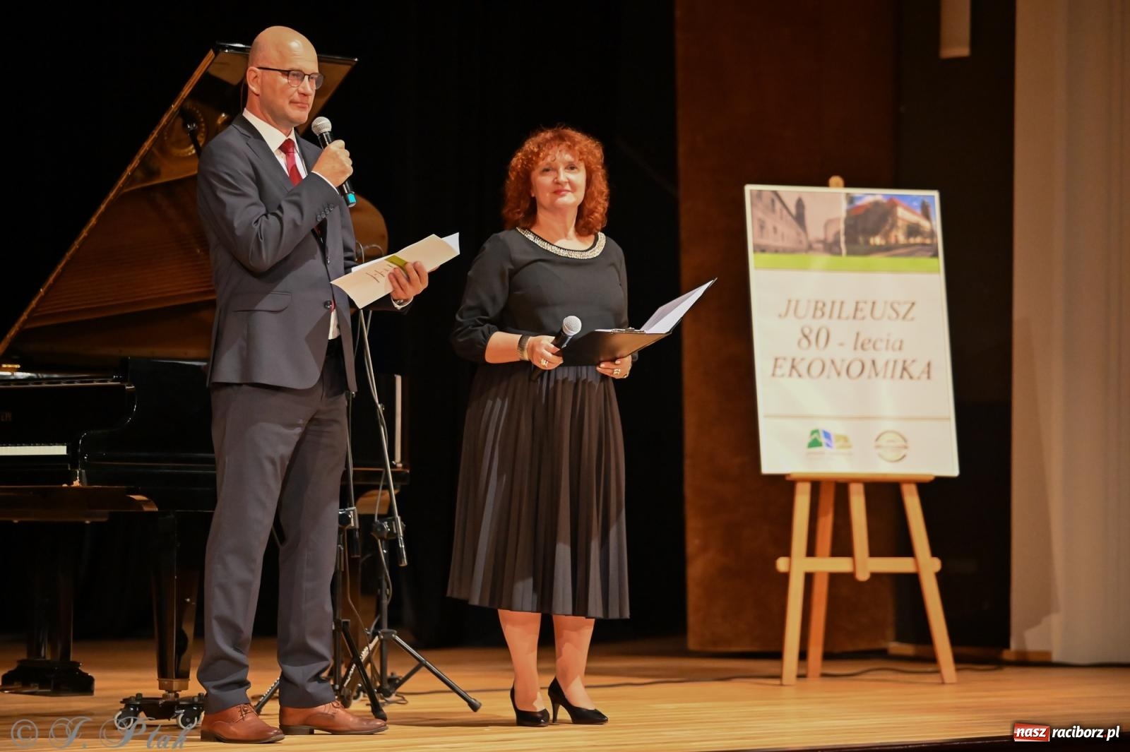 Zdjęcie w galerii na portalu naszraciborz.pl: Koncert Michała Basisty w ramach obchodów 80-lecia Ekonomika [FOTO i WIDEO] wiadomości z regionu