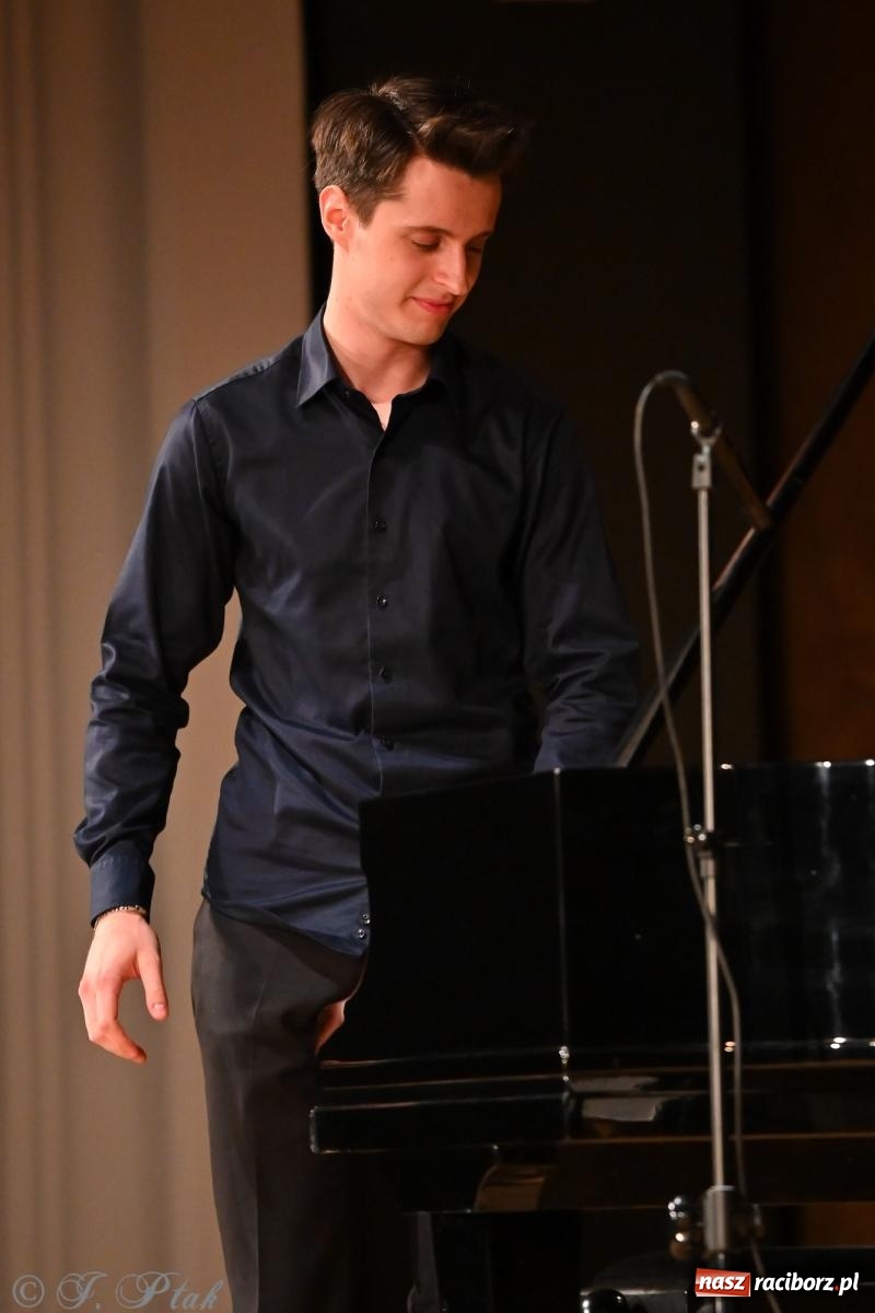 Zdjęcie w galerii na portalu naszraciborz.pl: Koncert Michała Basisty w ramach obchodów 80-lecia Ekonomika [FOTO i WIDEO] wiadomości z regionu