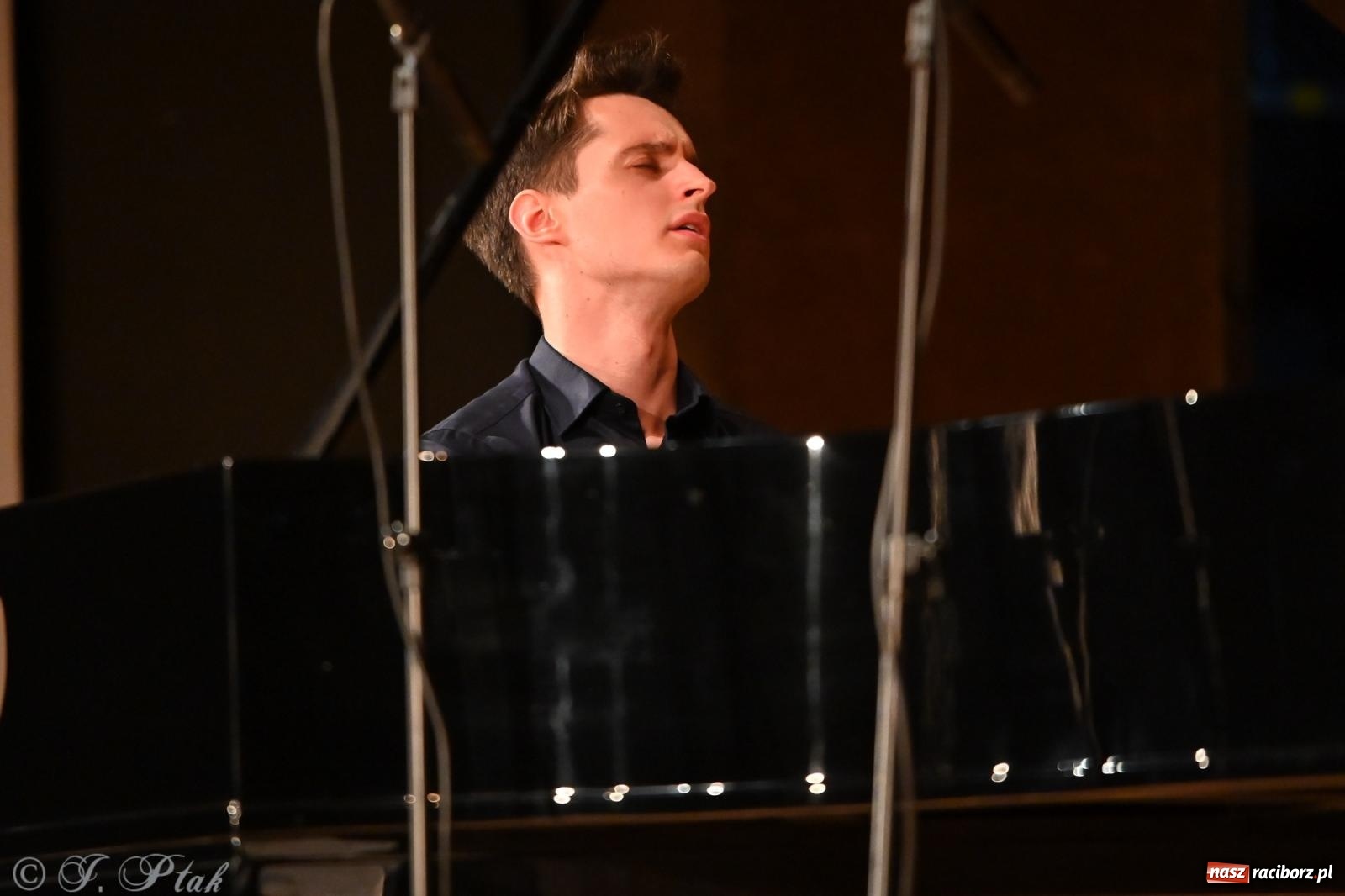 Zdjęcie w galerii na portalu naszraciborz.pl: Koncert Michała Basisty w ramach obchodów 80-lecia Ekonomika [FOTO i WIDEO] wiadomości z regionu