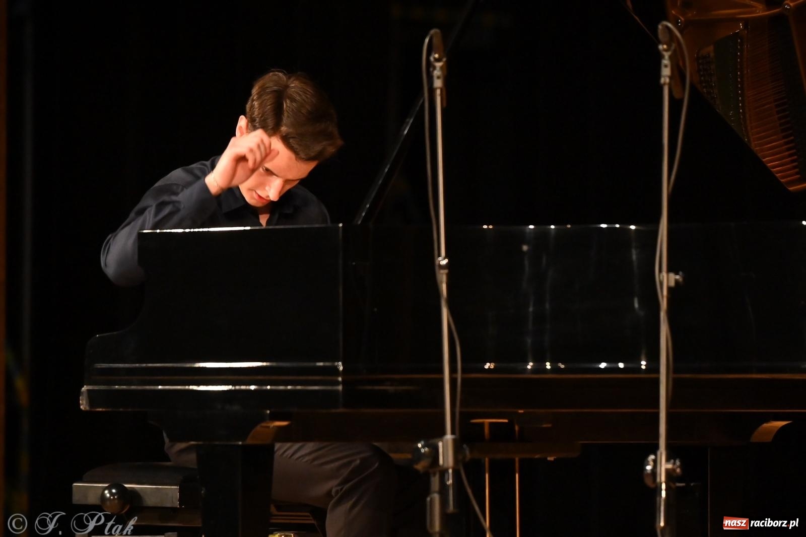 Zdjęcie w galerii na portalu naszraciborz.pl: Koncert Michała Basisty w ramach obchodów 80-lecia Ekonomika [FOTO i WIDEO] wiadomości z regionu