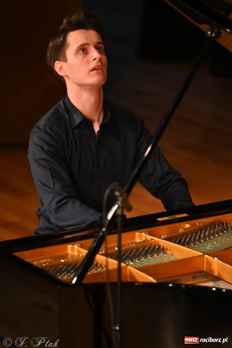 Zdjęcie w galerii na portalu naszraciborz.pl: Koncert Michała Basisty w ramach obchodów 80-lecia Ekonomika [FOTO i WIDEO] wiadomości z regionu