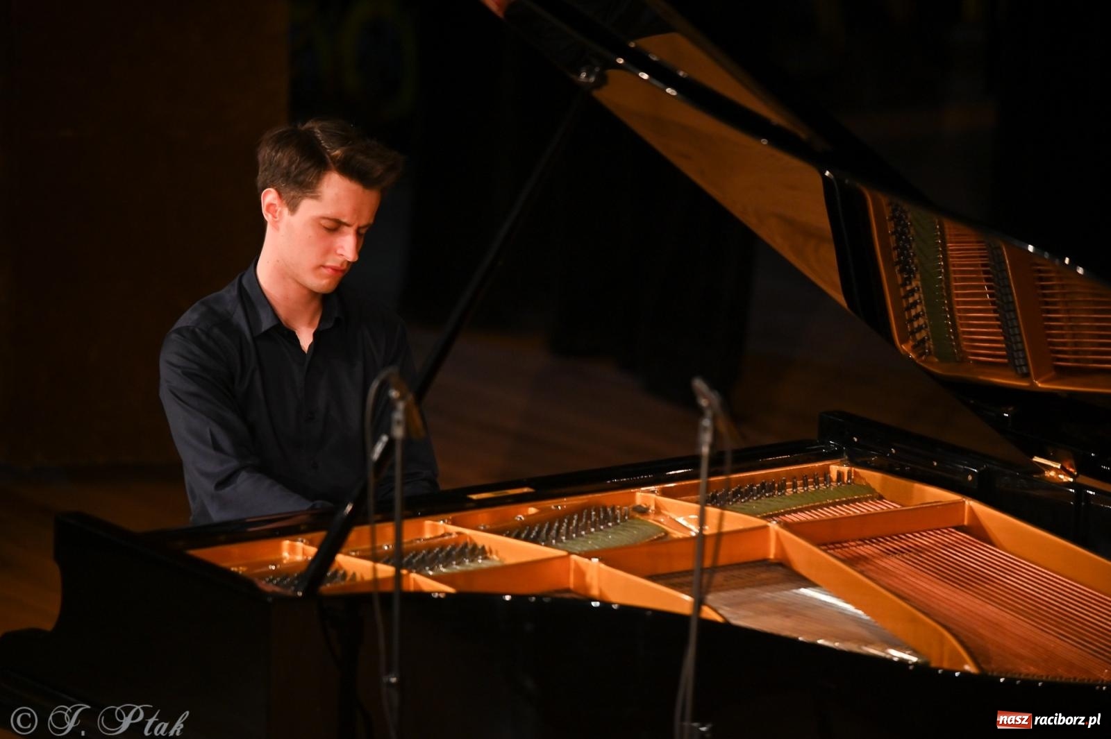 Zdjęcie w galerii na portalu naszraciborz.pl: Koncert Michała Basisty w ramach obchodów 80-lecia Ekonomika [FOTO i WIDEO] wiadomości z regionu