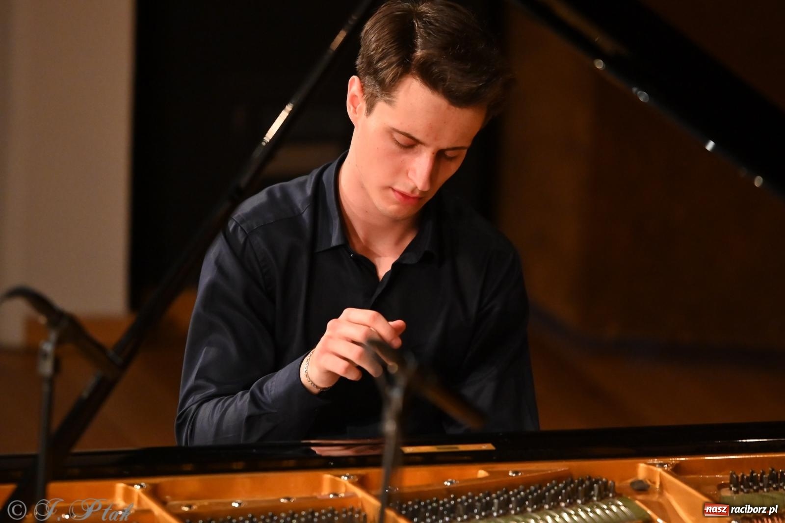 Zdjęcie w galerii na portalu naszraciborz.pl: Koncert Michała Basisty w ramach obchodów 80-lecia Ekonomika [FOTO i WIDEO] wiadomości z regionu