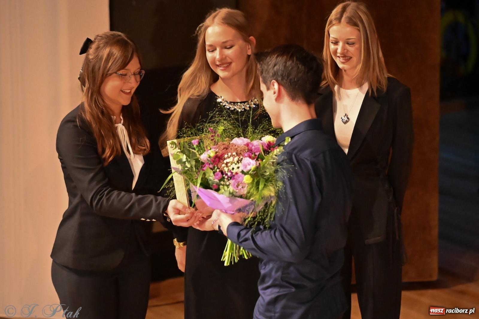 Zdjęcie w galerii na portalu naszraciborz.pl: Koncert Michała Basisty w ramach obchodów 80-lecia Ekonomika [FOTO i WIDEO] wiadomości z regionu