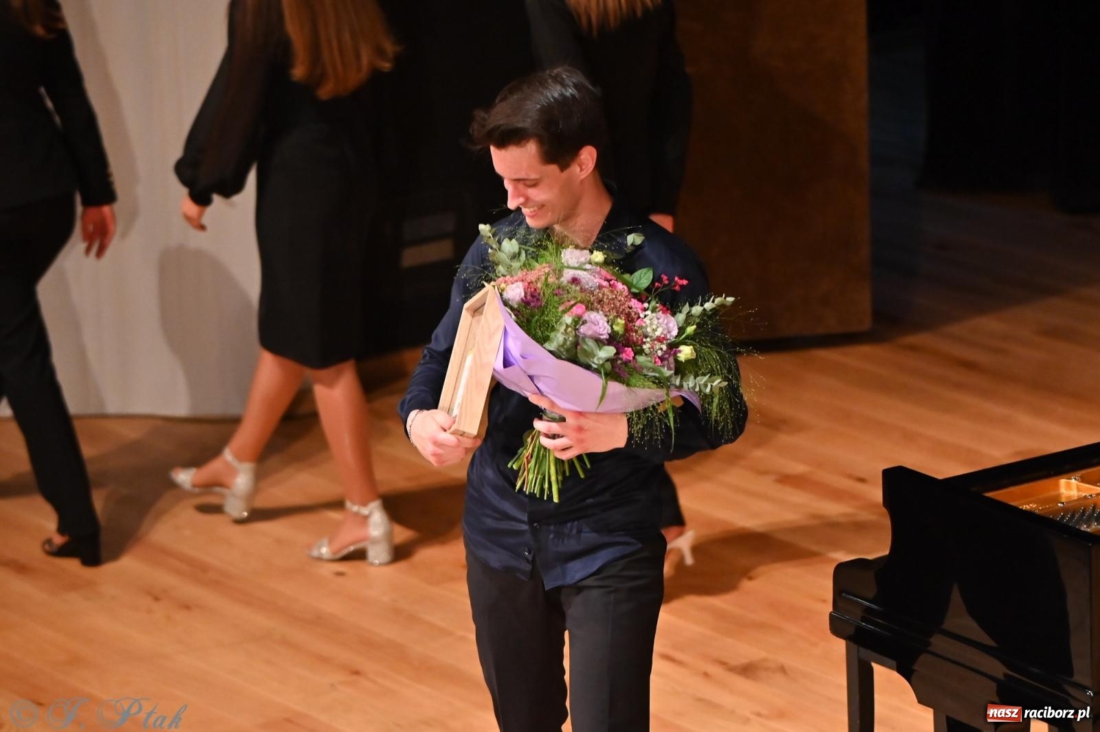 Zdjęcie w galerii na portalu naszraciborz.pl: Koncert Michała Basisty w ramach obchodów 80-lecia Ekonomika [FOTO i WIDEO] wiadomości z regionu