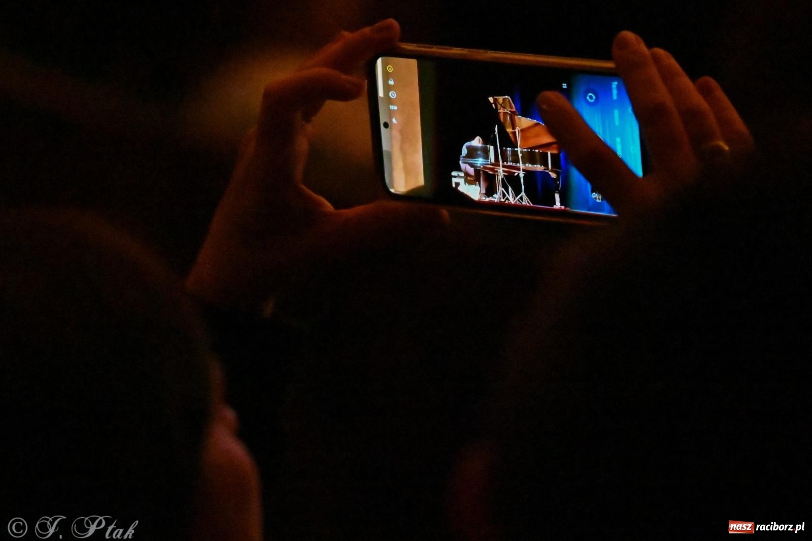 Zdjęcie w galerii na portalu naszraciborz.pl: Koncert Michała Basisty w ramach obchodów 80-lecia Ekonomika [FOTO i WIDEO] wiadomości z regionu