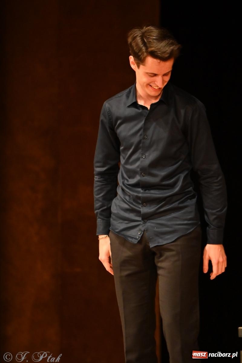 Zdjęcie w galerii na portalu naszraciborz.pl: Koncert Michała Basisty w ramach obchodów 80-lecia Ekonomika [FOTO i WIDEO] wiadomości z regionu