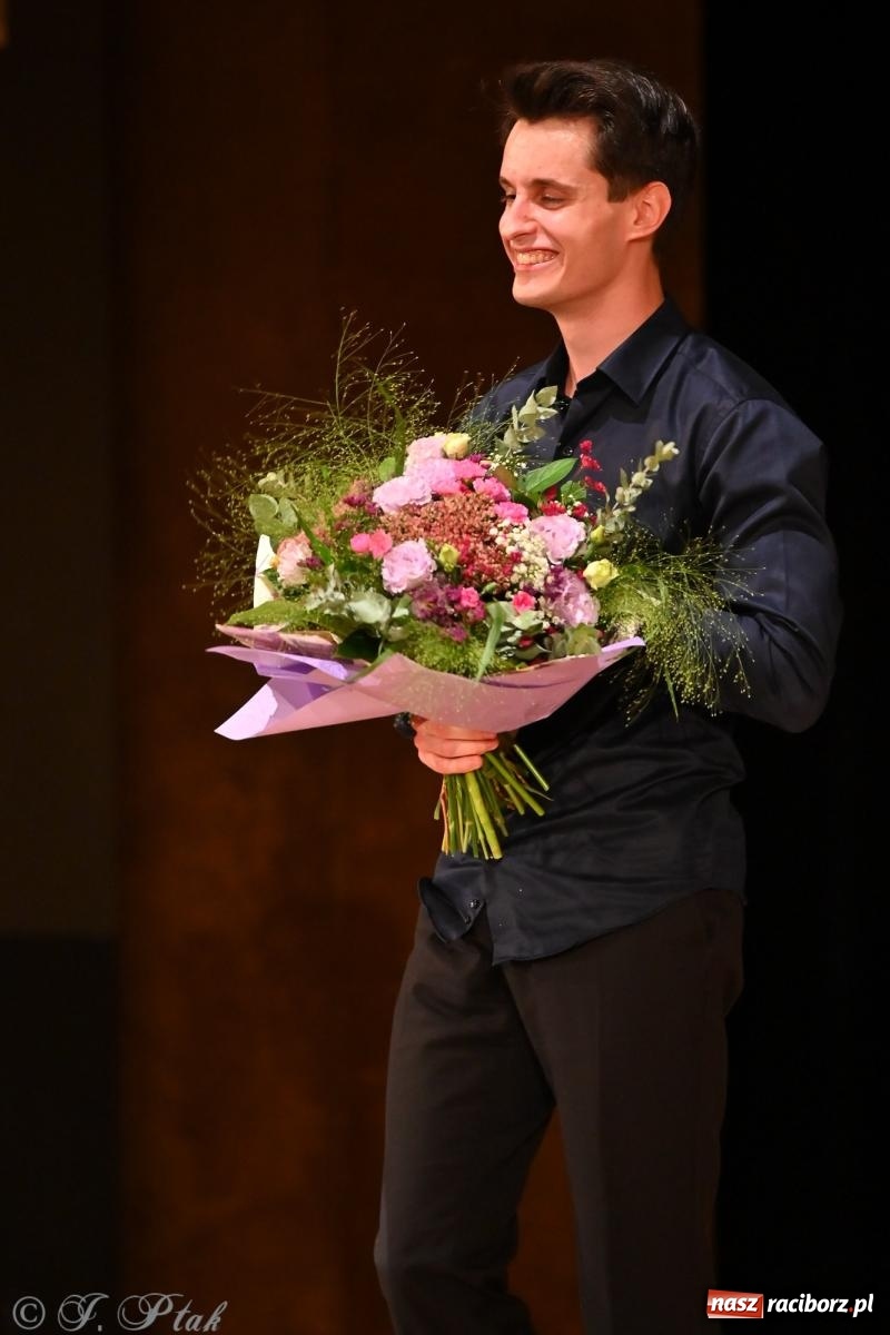 Zdjęcie w galerii na portalu naszraciborz.pl: Koncert Michała Basisty w ramach obchodów 80-lecia Ekonomika [FOTO i WIDEO] wiadomości z regionu