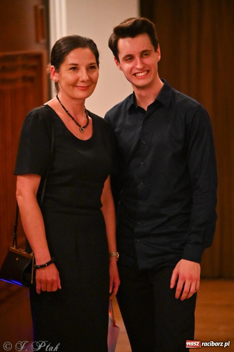 Zdjęcie w galerii na portalu naszraciborz.pl: Koncert Michała Basisty w ramach obchodów 80-lecia Ekonomika [FOTO i WIDEO] wiadomości z regionu