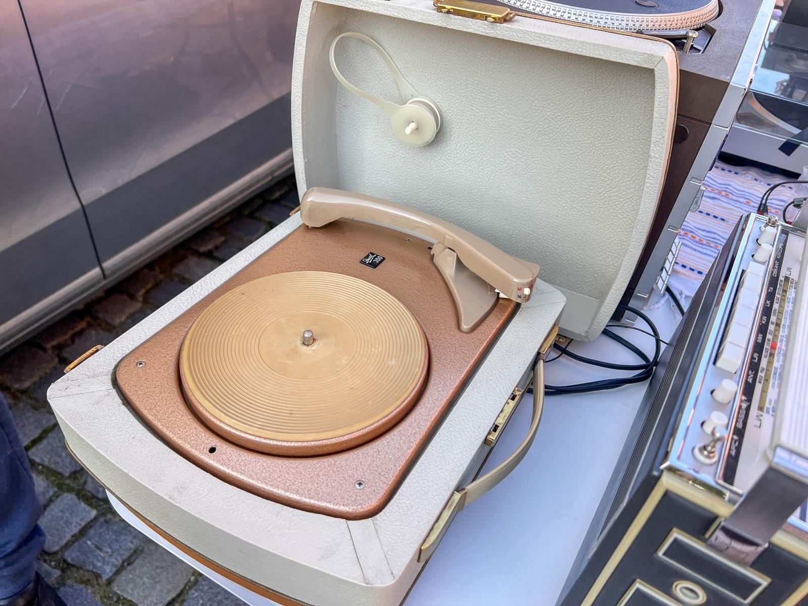 Zdjęcie w galerii na portalu naszraciborz.pl: Starocie i skarby minionych lat na raciborskim targu wiadomości z regionu