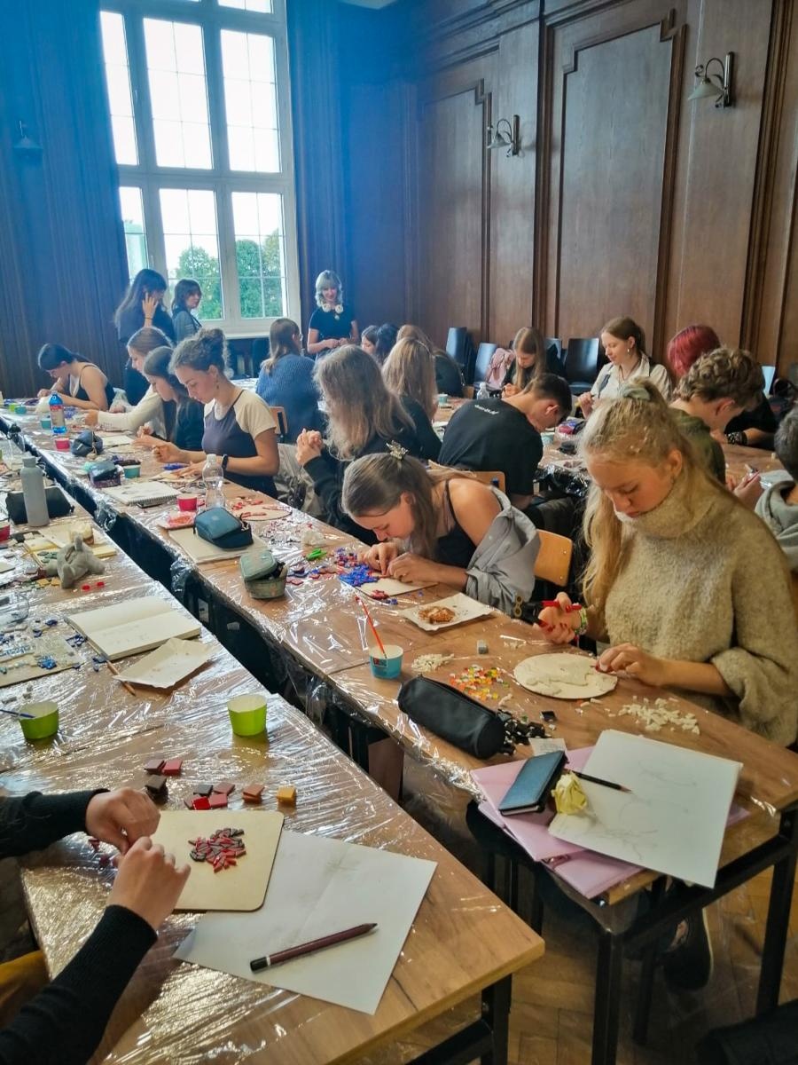 Zdjęcie w galerii na portalu naszraciborz.pl: Mozaika artystyczna po polsku i czesku. Raciborscy plastycy rozwijają skrzydła wiadomości z regionu