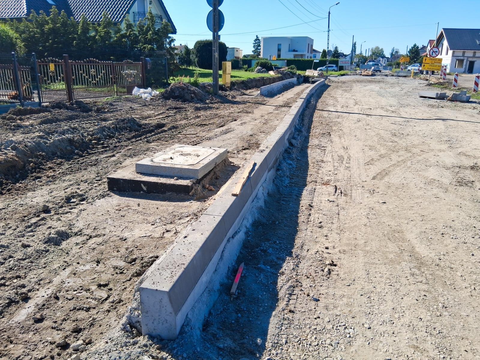 Zdjęcie w galerii na portalu naszraciborz.pl: Budowa mostu między Grzegorzowicami a Zawadą Książęcą kłopotliwa dla mieszkańców. Odcięto im dojazd do posesji wiadomości z regionu