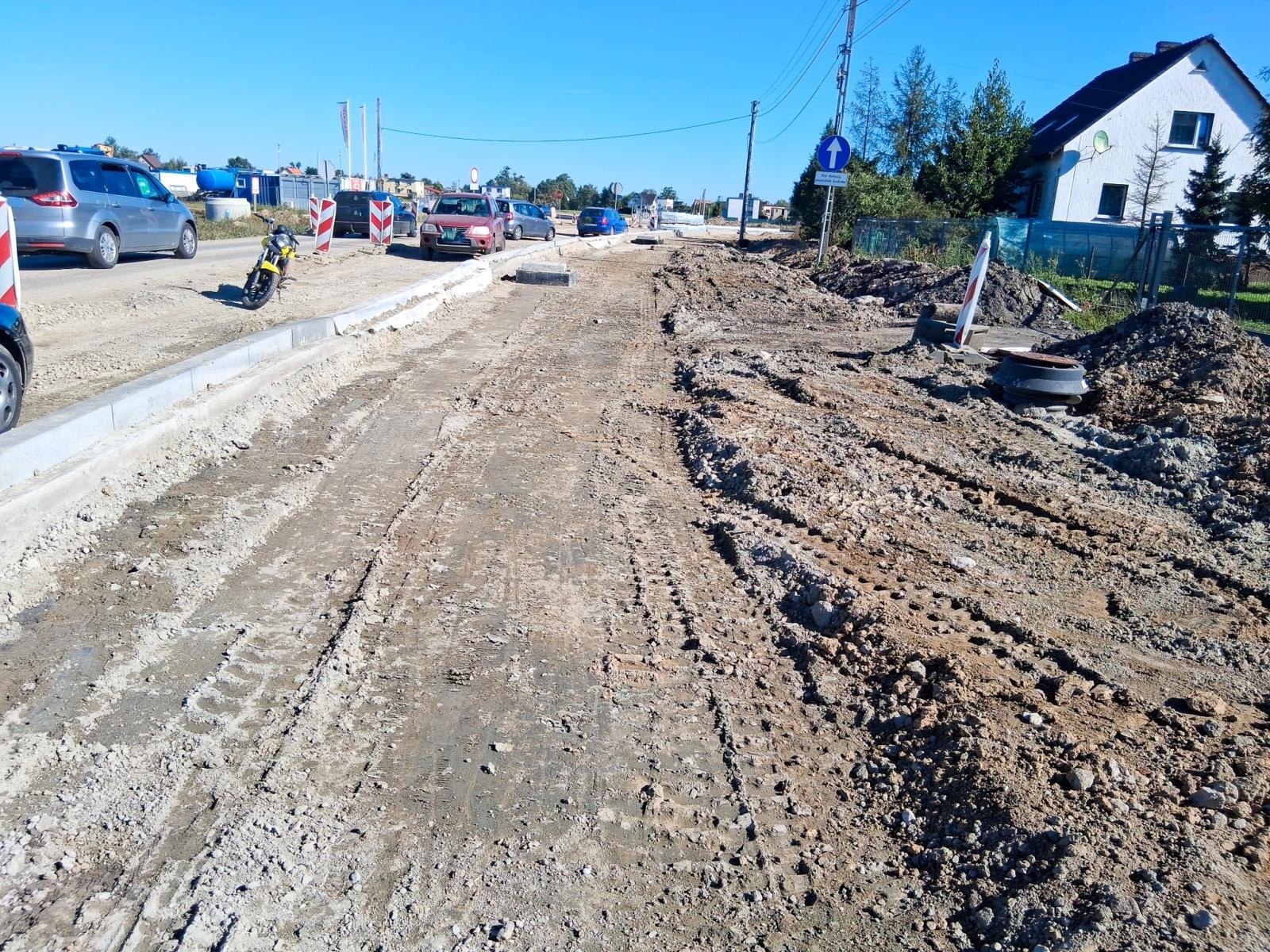 Zdjęcie w galerii na portalu naszraciborz.pl: Budowa mostu między Grzegorzowicami a Zawadą Książęcą kłopotliwa dla mieszkańców. Odcięto im dojazd do posesji wiadomości z regionu