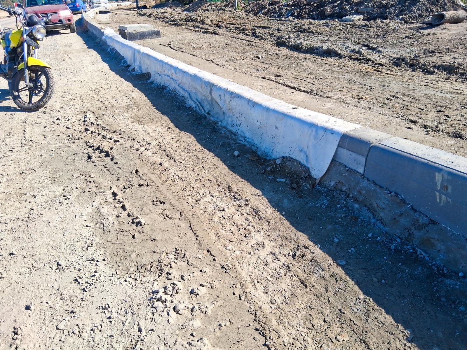 Zdjęcie w galerii na portalu naszraciborz.pl: Budowa mostu między Grzegorzowicami a Zawadą Książęcą kłopotliwa dla mieszkańców. Odcięto im dojazd do posesji wiadomości z regionu