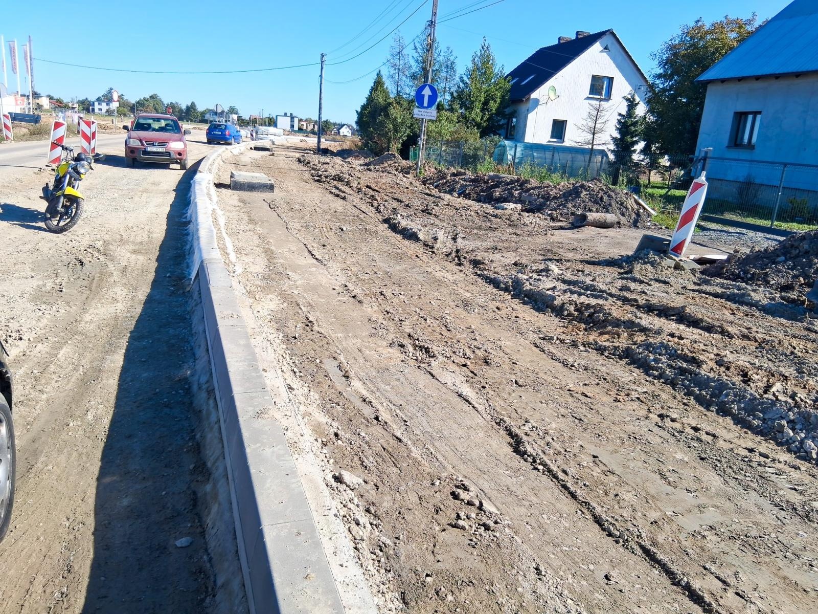 Zdjęcie w galerii na portalu naszraciborz.pl: Budowa mostu między Grzegorzowicami a Zawadą Książęcą kłopotliwa dla mieszkańców. Odcięto im dojazd do posesji wiadomości z regionu