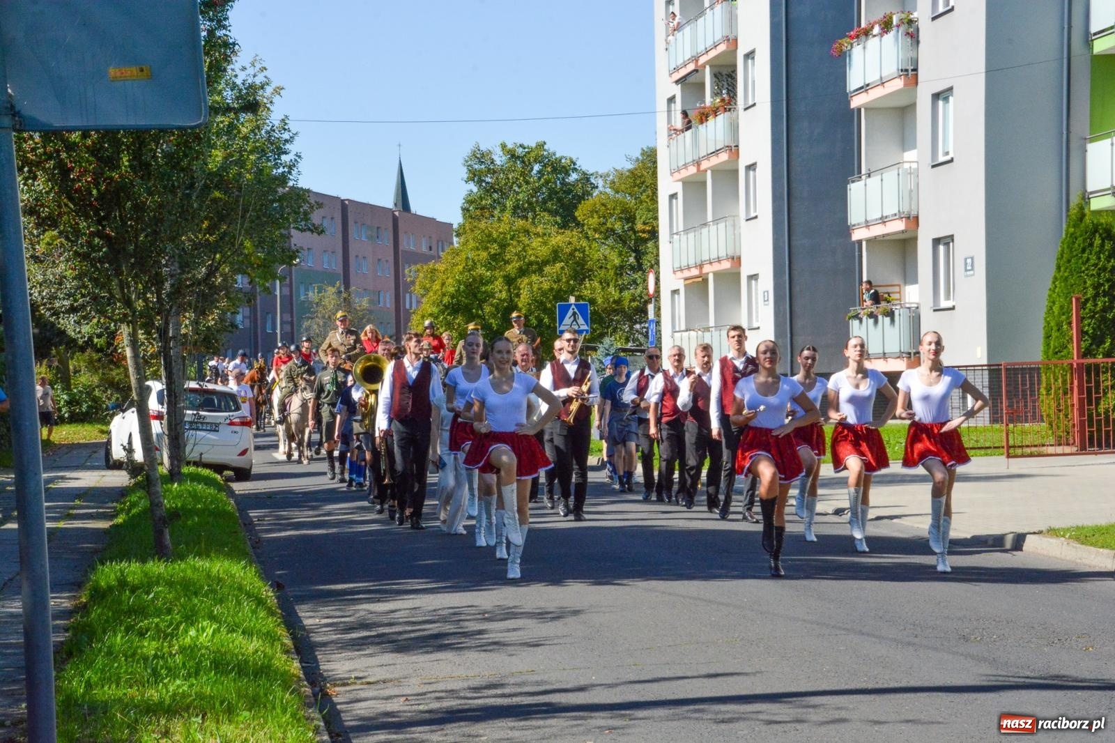 Zdjęcie w galerii na portalu naszraciborz.pl: Hubertus na Ostrogu. Jeźdźcy, bryczki i pogoń za lisem w Raciborzu wiadomości z regionu