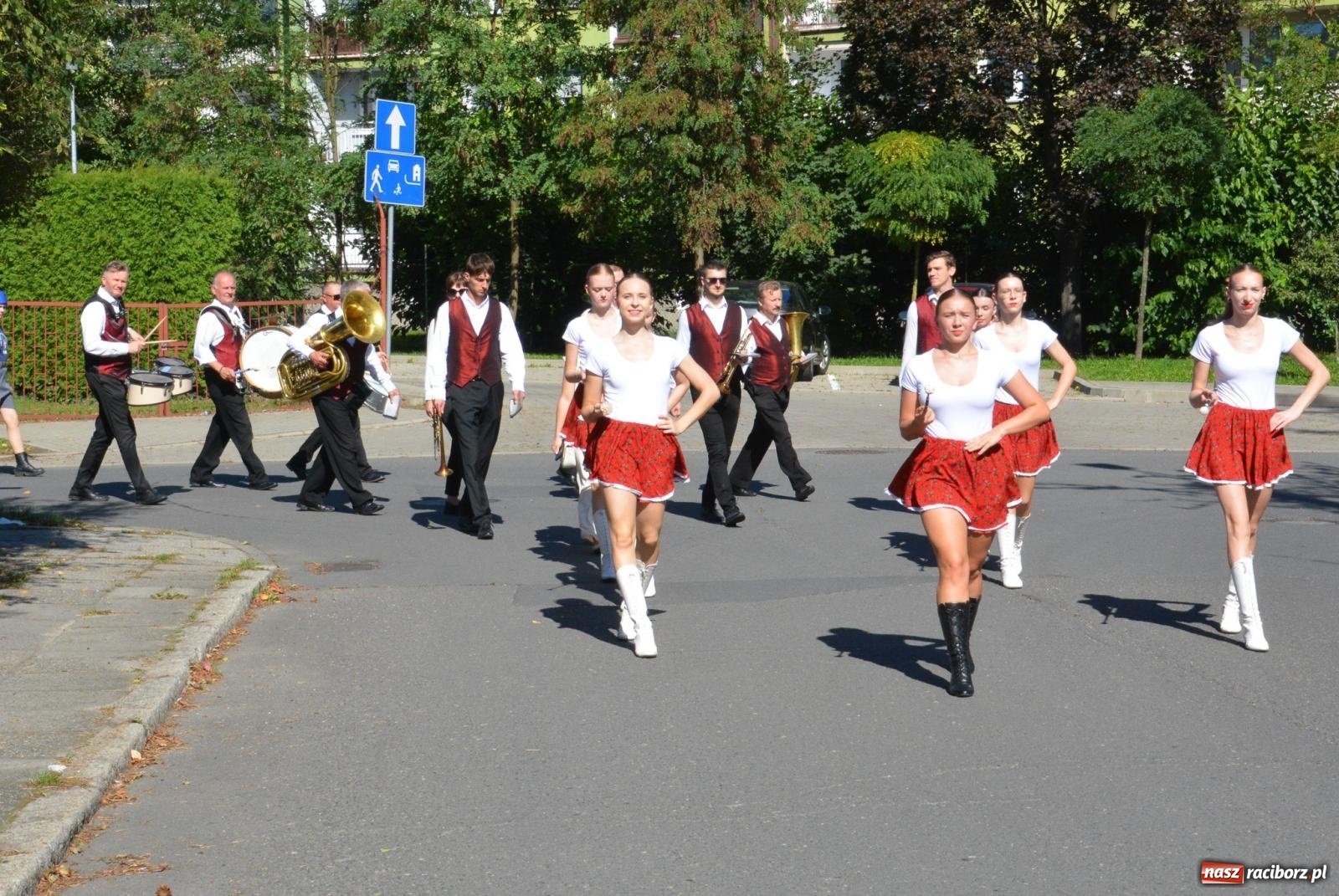 Zdjęcie w galerii na portalu naszraciborz.pl: Hubertus na Ostrogu. Jeźdźcy, bryczki i pogoń za lisem w Raciborzu wiadomości z regionu