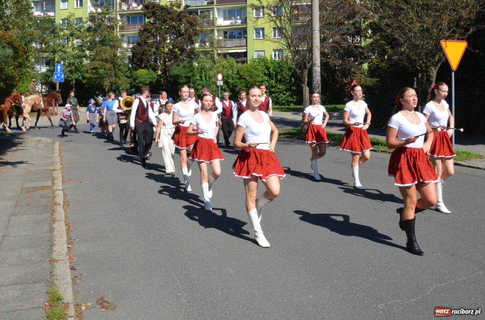 Zdjęcie w galerii na portalu naszraciborz.pl: Hubertus na Ostrogu. Jeźdźcy, bryczki i pogoń za lisem w Raciborzu wiadomości z regionu