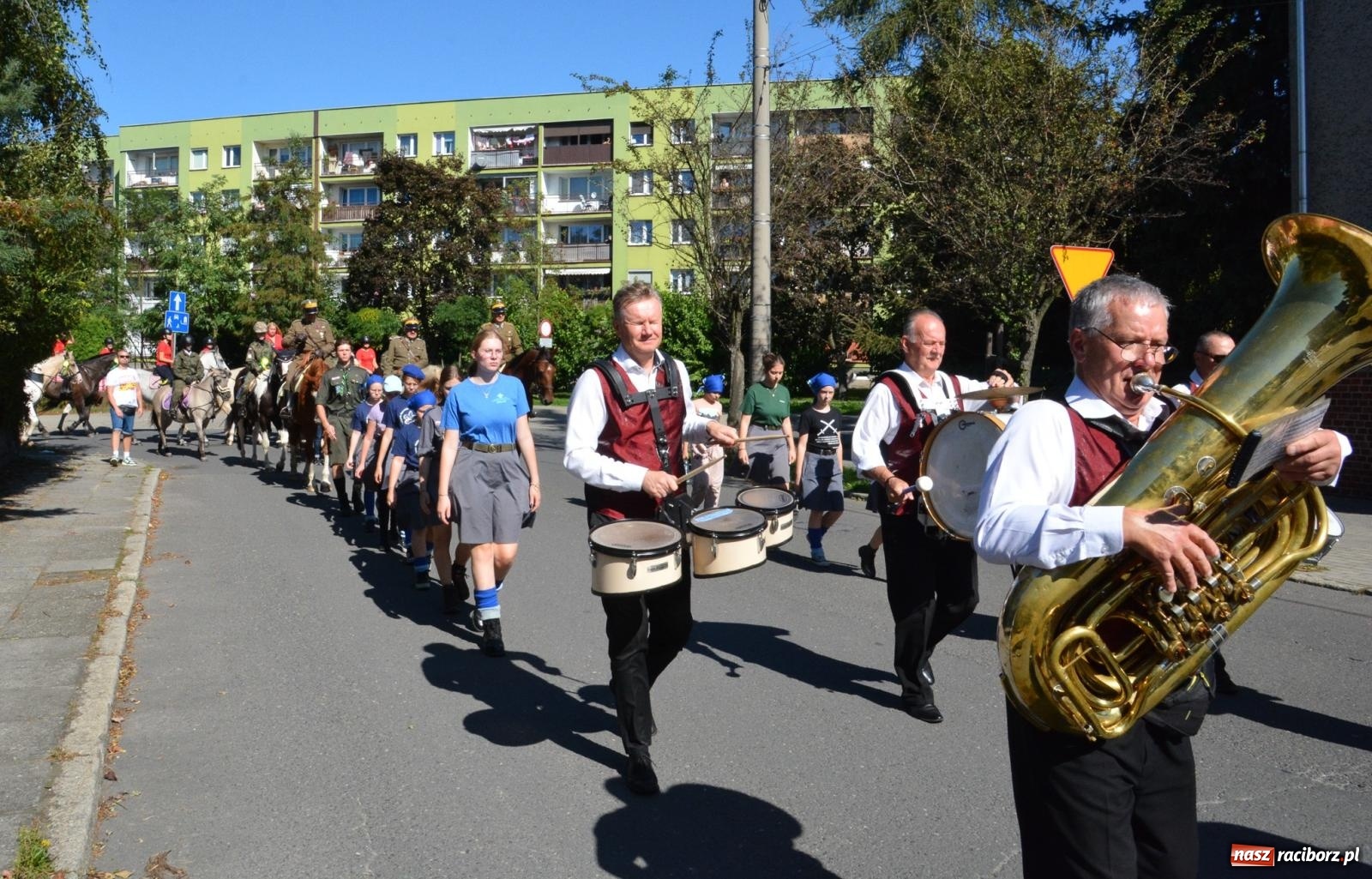 Zdjęcie w galerii na portalu naszraciborz.pl: Hubertus na Ostrogu. Jeźdźcy, bryczki i pogoń za lisem w Raciborzu wiadomości z regionu