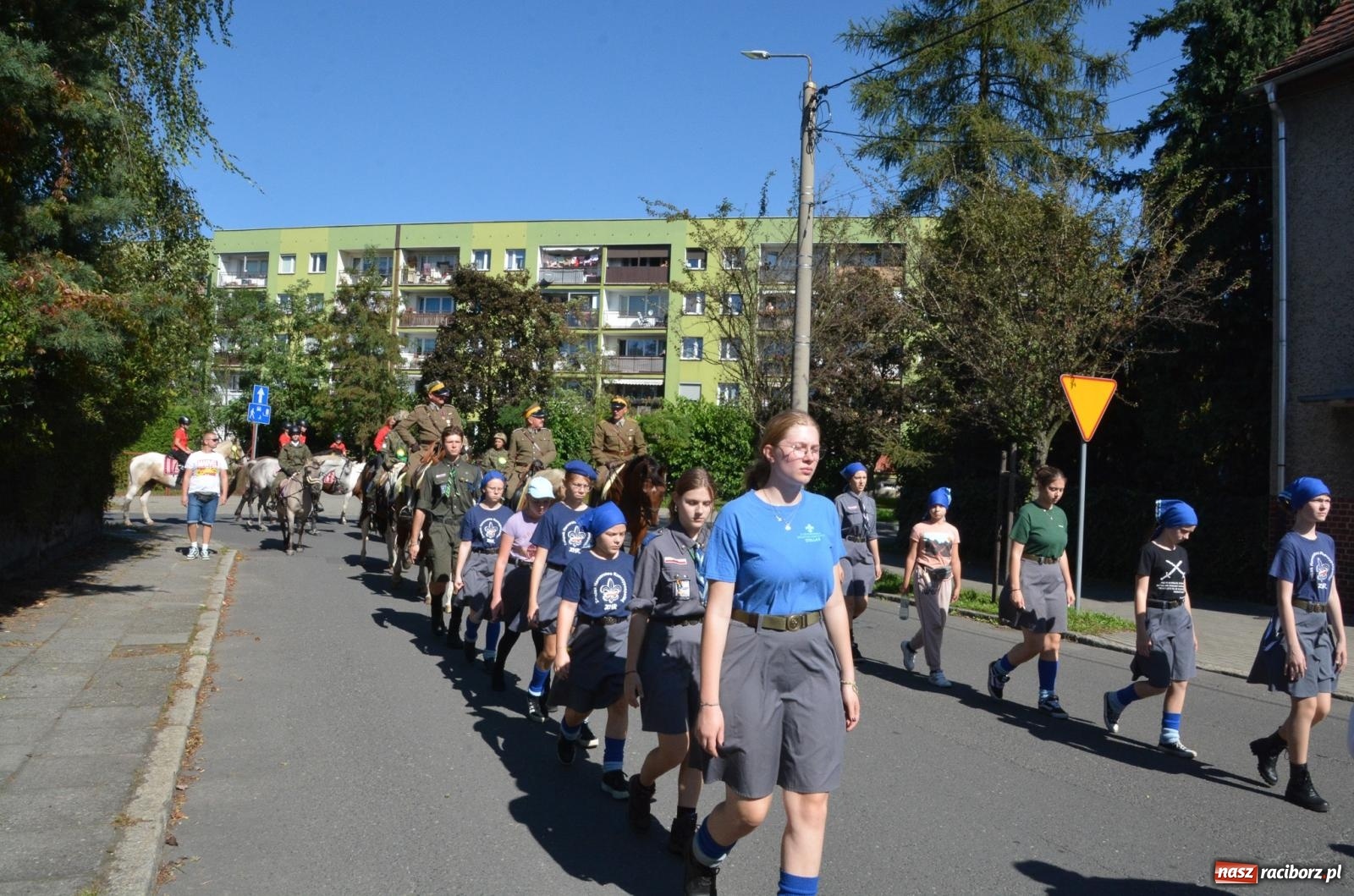 Zdjęcie w galerii na portalu naszraciborz.pl: Hubertus na Ostrogu. Jeźdźcy, bryczki i pogoń za lisem w Raciborzu wiadomości z regionu