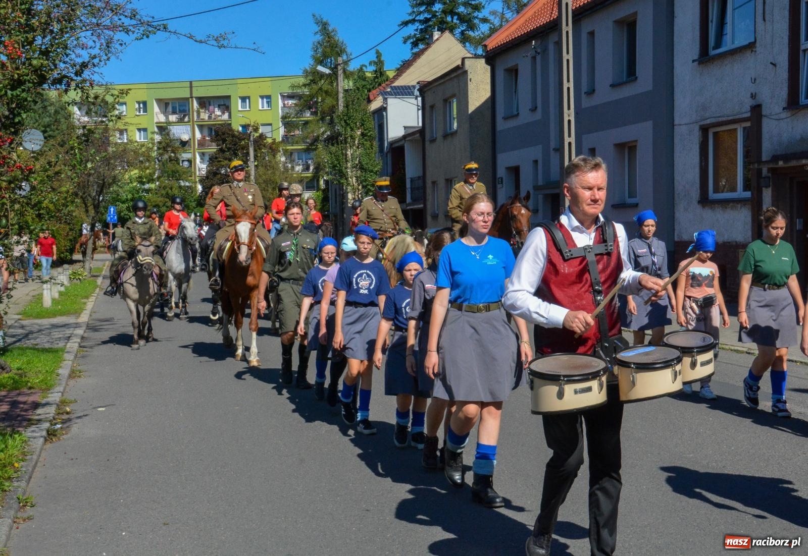 Zdjęcie w galerii na portalu naszraciborz.pl: Hubertus na Ostrogu. Jeźdźcy, bryczki i pogoń za lisem w Raciborzu wiadomości z regionu