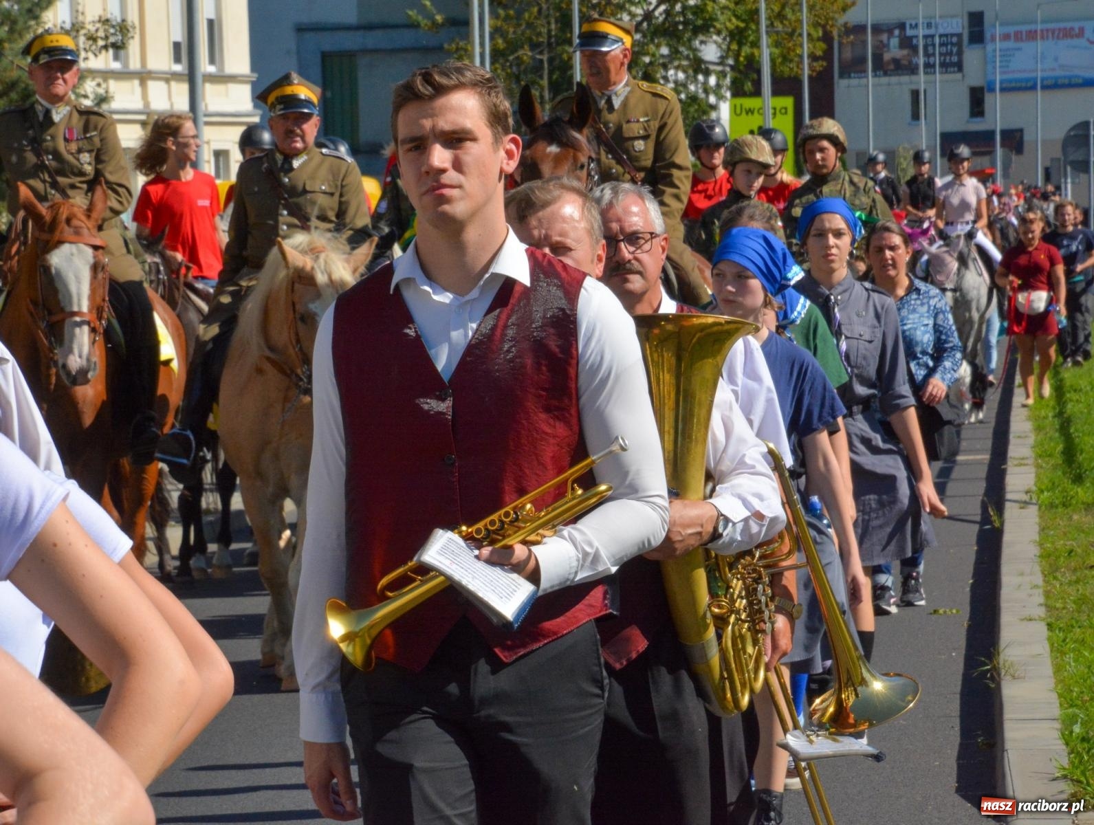 Zdjęcie w galerii na portalu naszraciborz.pl: Hubertus na Ostrogu. Jeźdźcy, bryczki i pogoń za lisem w Raciborzu wiadomości z regionu