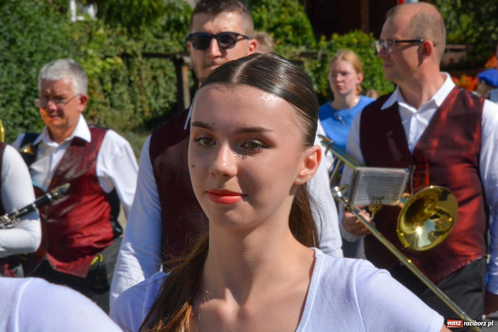 Zdjęcie w galerii na portalu naszraciborz.pl: Hubertus na Ostrogu. Jeźdźcy, bryczki i pogoń za lisem w Raciborzu wiadomości z regionu