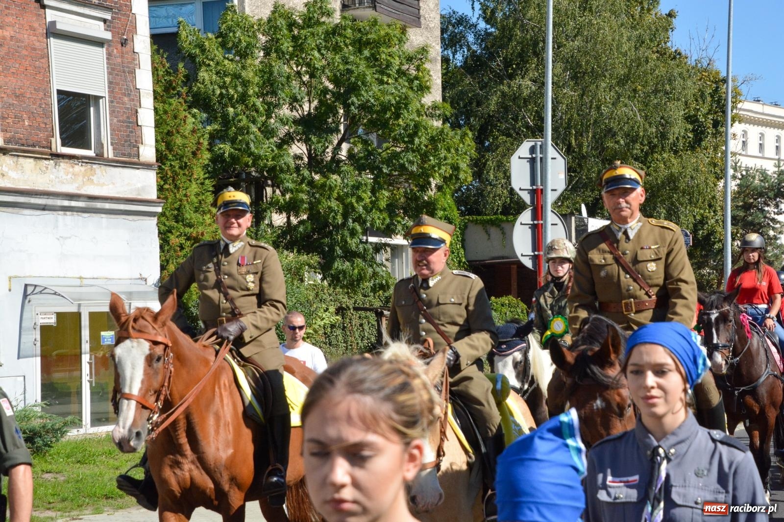 Zdjęcie w galerii na portalu naszraciborz.pl: Hubertus na Ostrogu. Jeźdźcy, bryczki i pogoń za lisem w Raciborzu wiadomości z regionu