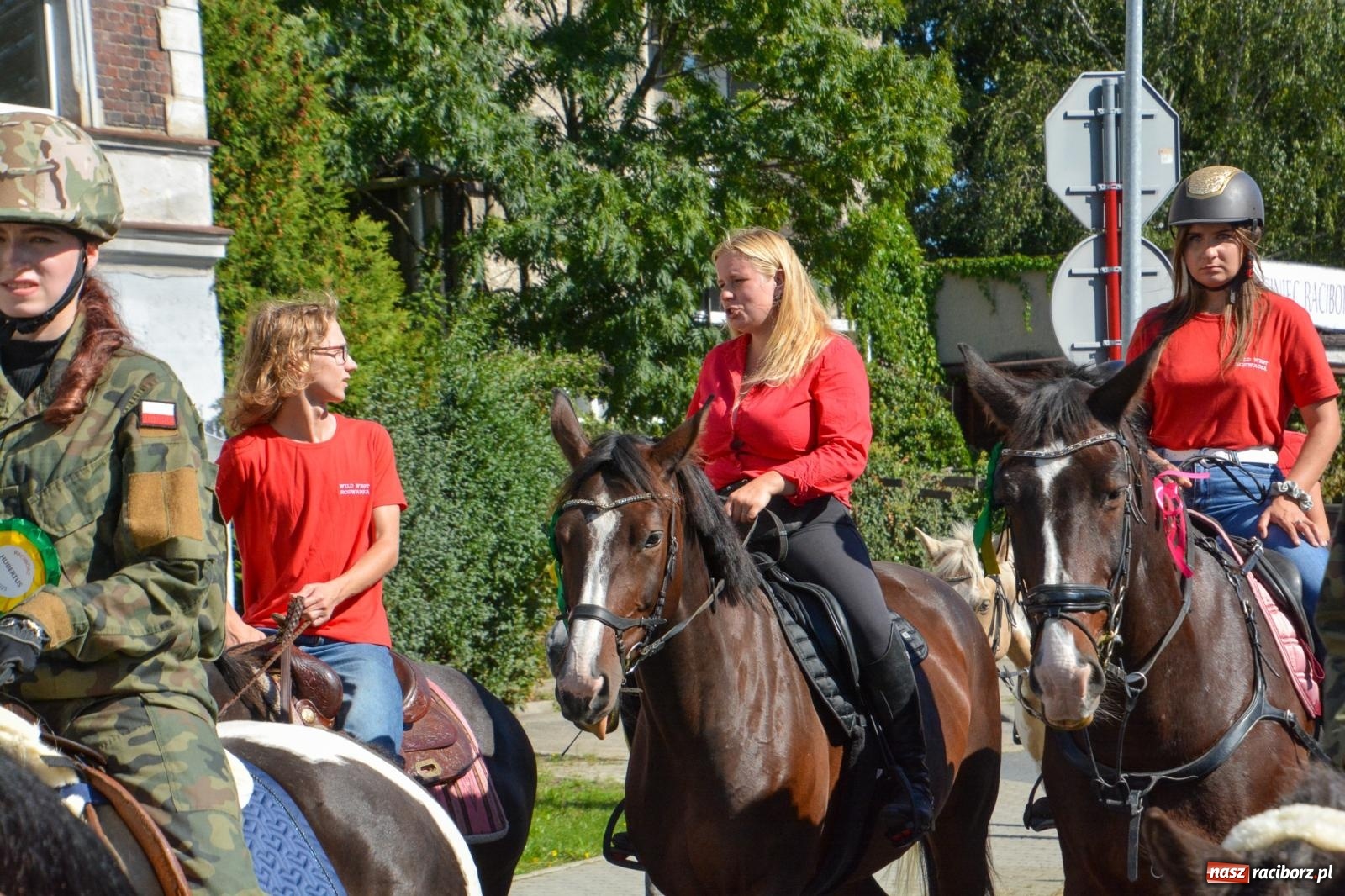 Zdjęcie w galerii na portalu naszraciborz.pl: Hubertus na Ostrogu. Jeźdźcy, bryczki i pogoń za lisem w Raciborzu wiadomości z regionu