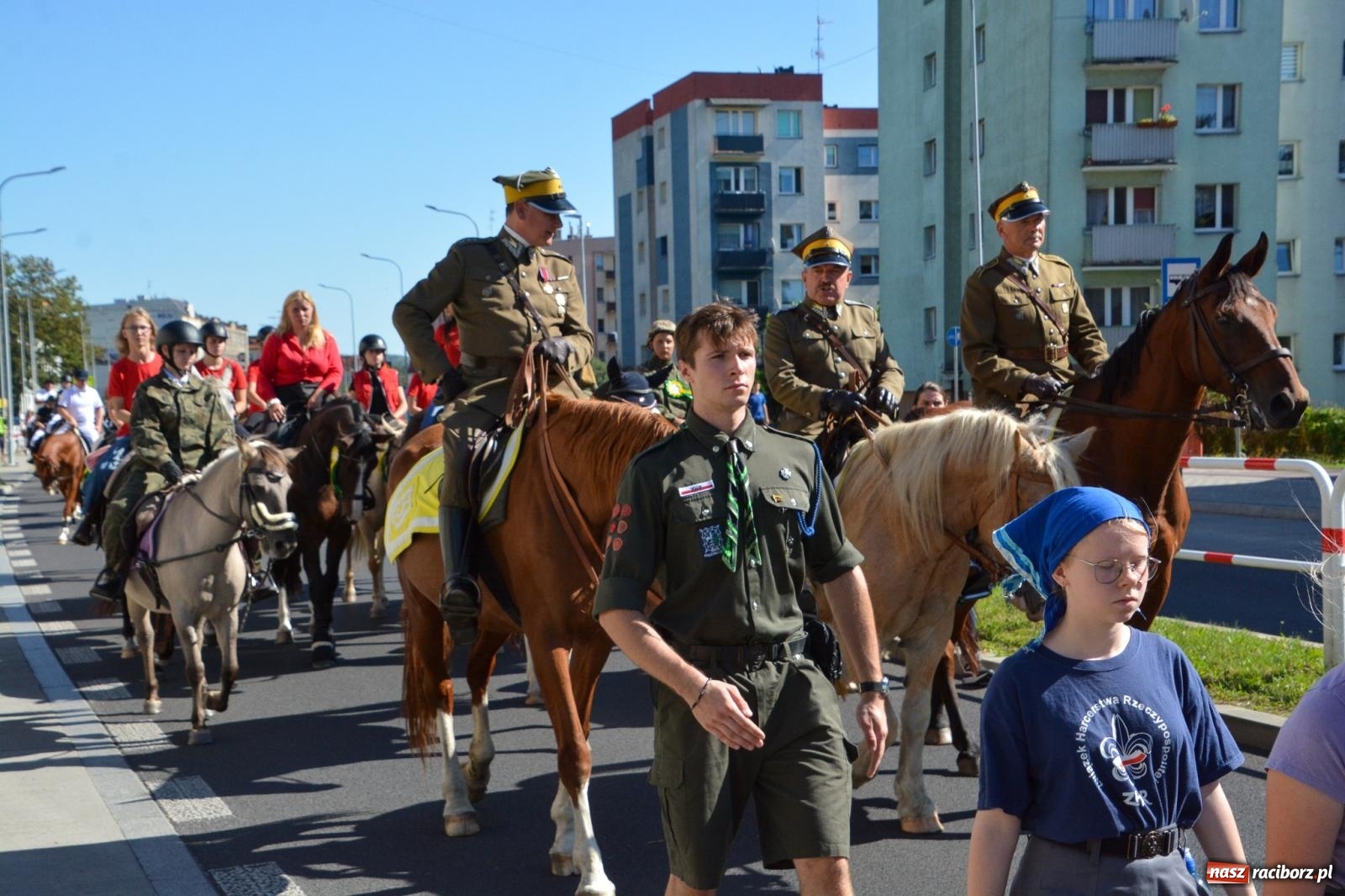Zdjęcie w galerii na portalu naszraciborz.pl: Hubertus na Ostrogu. Jeźdźcy, bryczki i pogoń za lisem w Raciborzu wiadomości z regionu