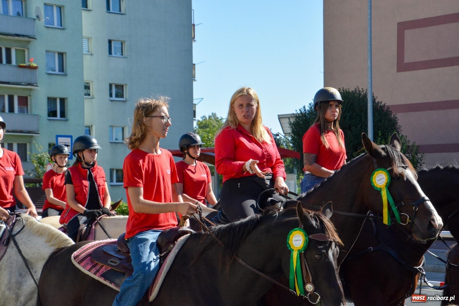 Zdjęcie w galerii na portalu naszraciborz.pl: Hubertus na Ostrogu. Jeźdźcy, bryczki i pogoń za lisem w Raciborzu wiadomości z regionu