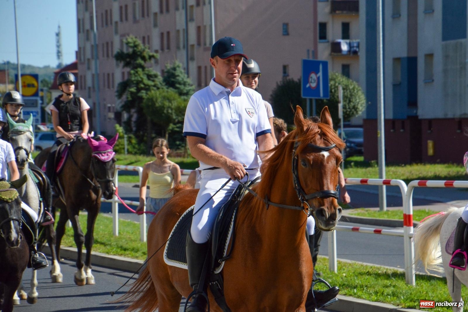 Zdjęcie w galerii na portalu naszraciborz.pl: Hubertus na Ostrogu. Jeźdźcy, bryczki i pogoń za lisem w Raciborzu wiadomości z regionu