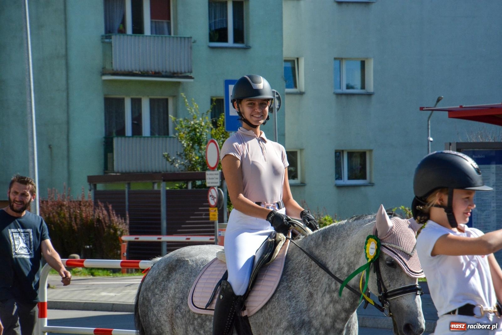 Zdjęcie w galerii na portalu naszraciborz.pl: Hubertus na Ostrogu. Jeźdźcy, bryczki i pogoń za lisem w Raciborzu wiadomości z regionu