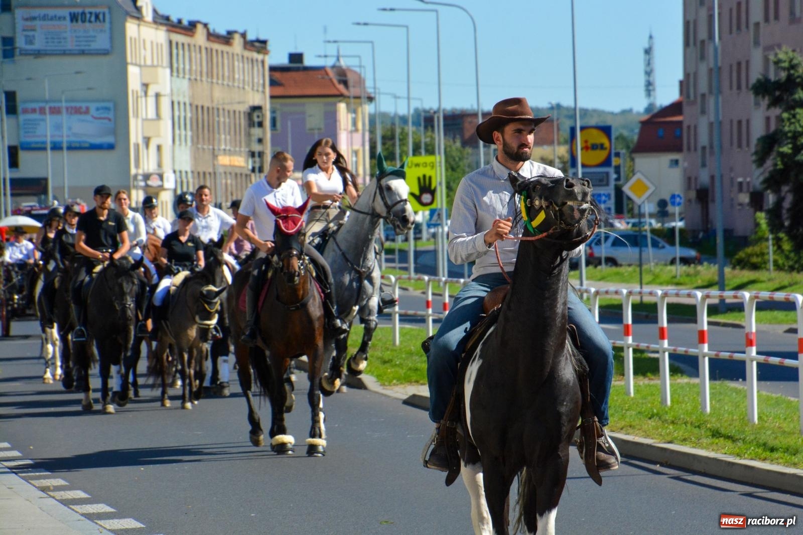 Zdjęcie w galerii na portalu naszraciborz.pl: Hubertus na Ostrogu. Jeźdźcy, bryczki i pogoń za lisem w Raciborzu wiadomości z regionu