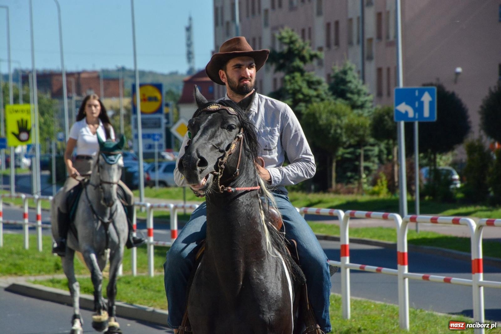 Zdjęcie w galerii na portalu naszraciborz.pl: Hubertus na Ostrogu. Jeźdźcy, bryczki i pogoń za lisem w Raciborzu wiadomości z regionu