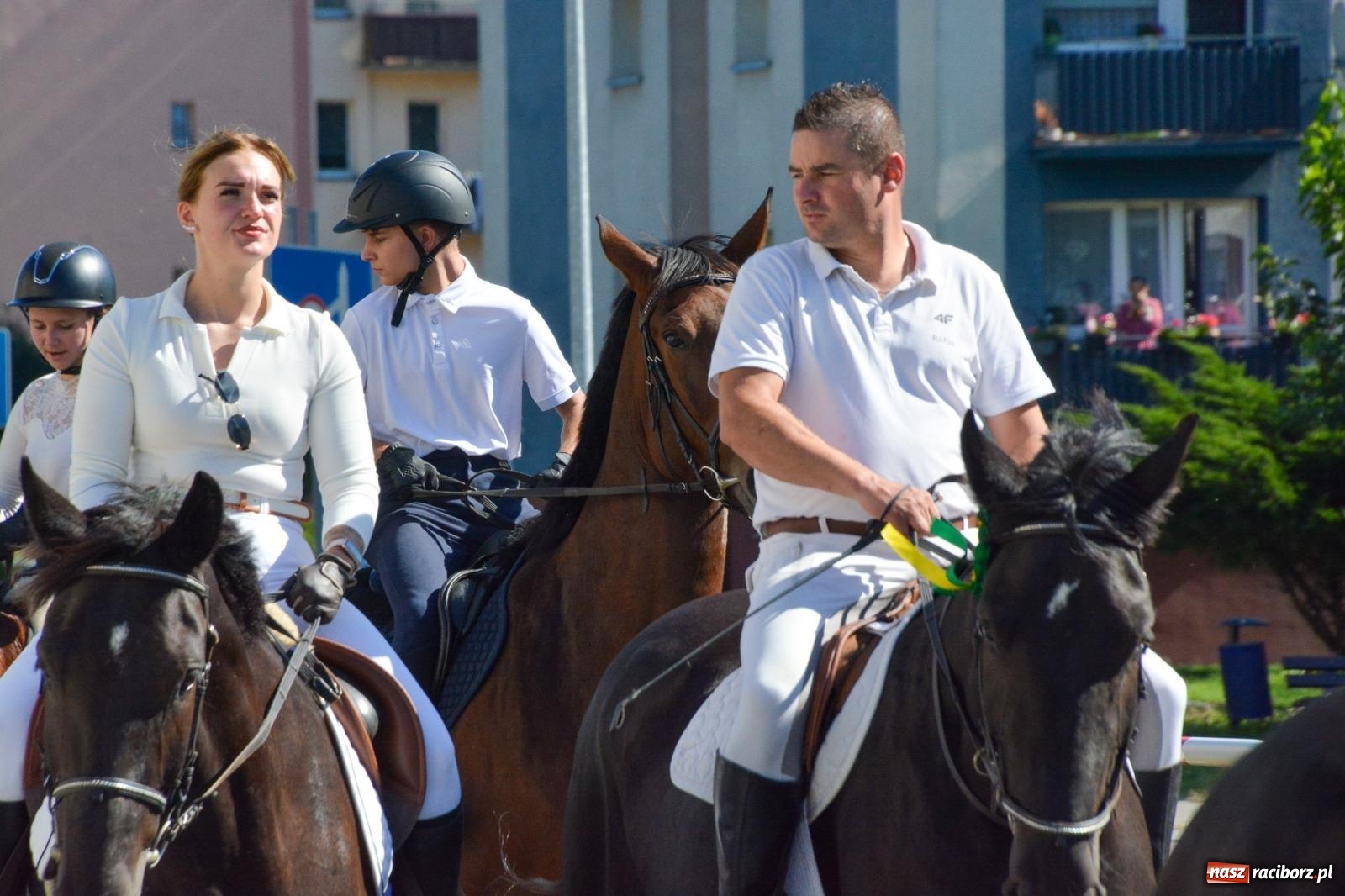 Zdjęcie w galerii na portalu naszraciborz.pl: Hubertus na Ostrogu. Jeźdźcy, bryczki i pogoń za lisem w Raciborzu wiadomości z regionu