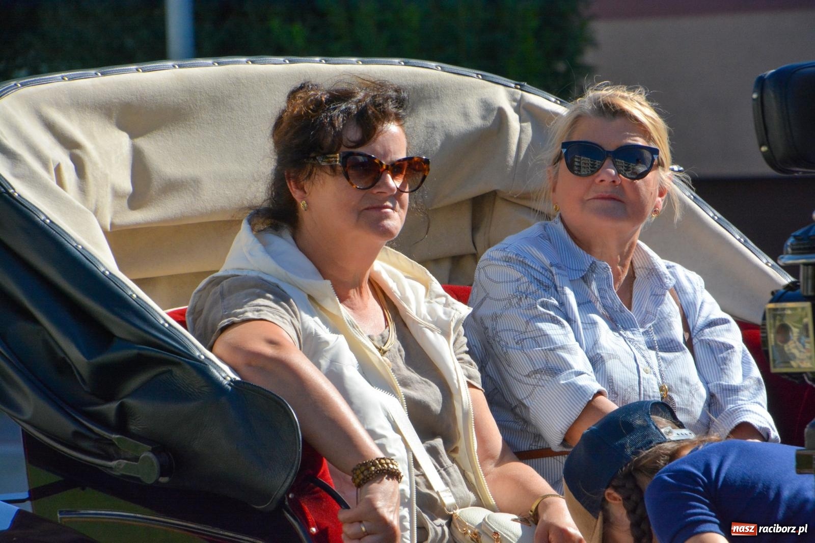 Zdjęcie w galerii na portalu naszraciborz.pl: Hubertus na Ostrogu. Jeźdźcy, bryczki i pogoń za lisem w Raciborzu wiadomości z regionu