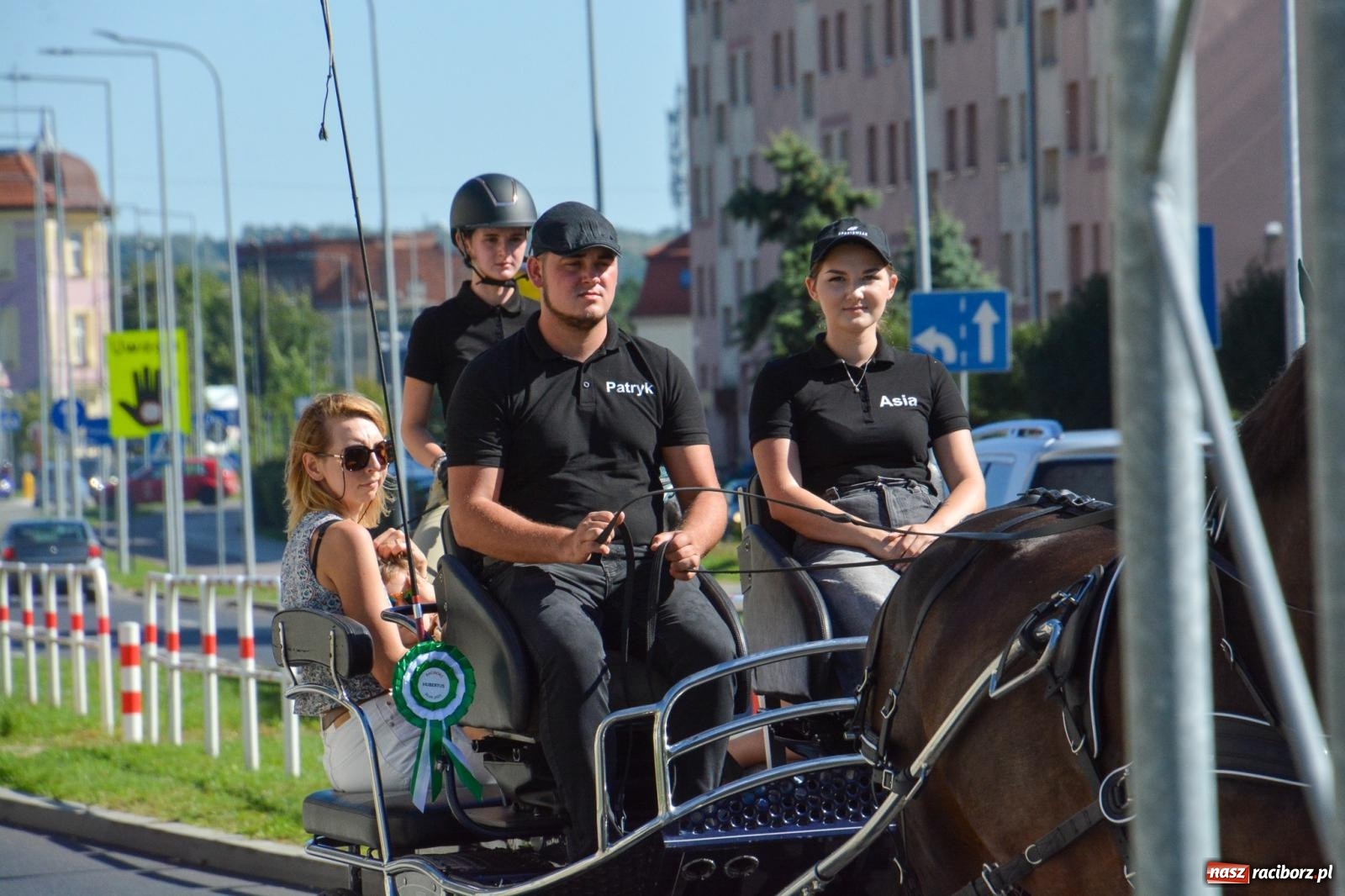 Zdjęcie w galerii na portalu naszraciborz.pl: Hubertus na Ostrogu. Jeźdźcy, bryczki i pogoń za lisem w Raciborzu wiadomości z regionu